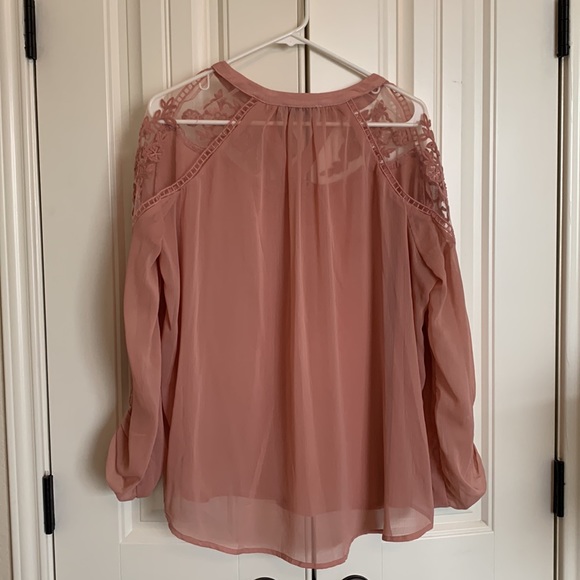 Super cute 🎀 sheer top with flowered detailing - Picture 4 of 5